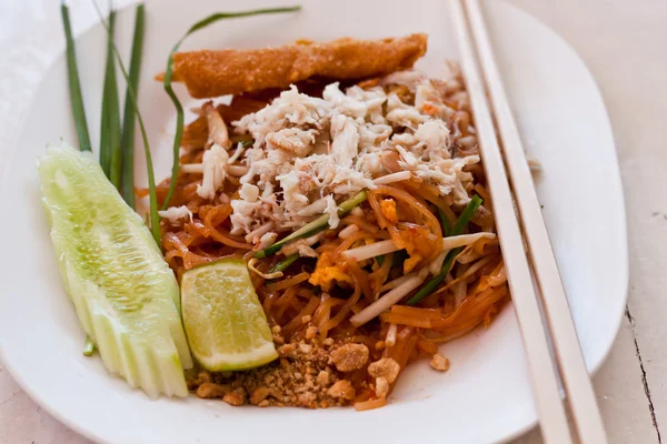 Thajské jídlo Pad thai, smažené nudle s krevetami — Stock fotografie