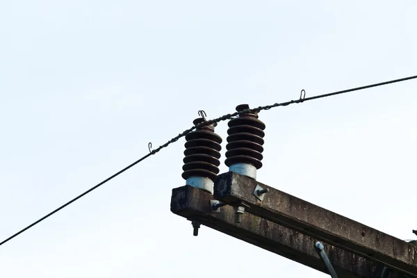 Poteau d'électricité sur fond bleu ciel — Photo