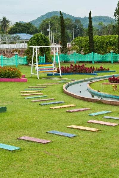 Giardino sentiero di pietra con erba che cresce tra le pietre — Foto Stock