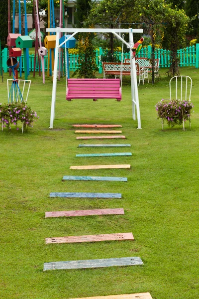 Giardino sentiero di pietra con erba che cresce tra le pietre — Foto Stock