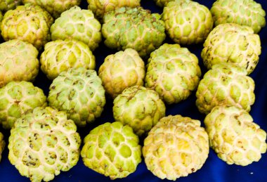 şeker elmaverduras en un mercado