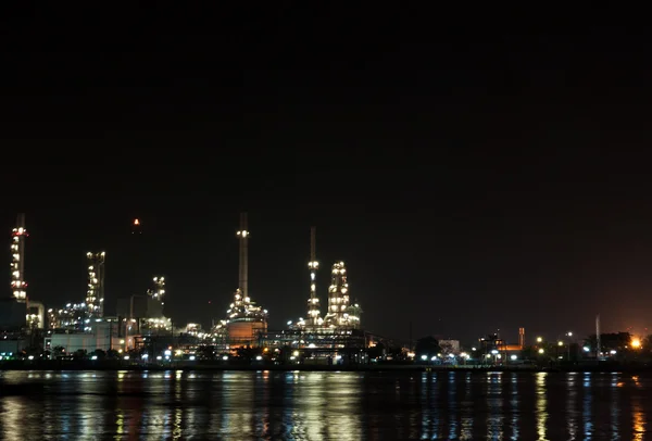Площадь нефтеперерабатывающего завода — стоковое фото