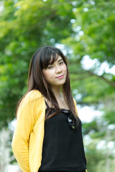 Porträt einer jungen asiatischen Frau — Stockfoto