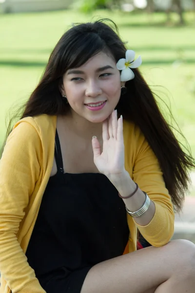 Porträt einer jungen asiatischen Frau — Stockfoto