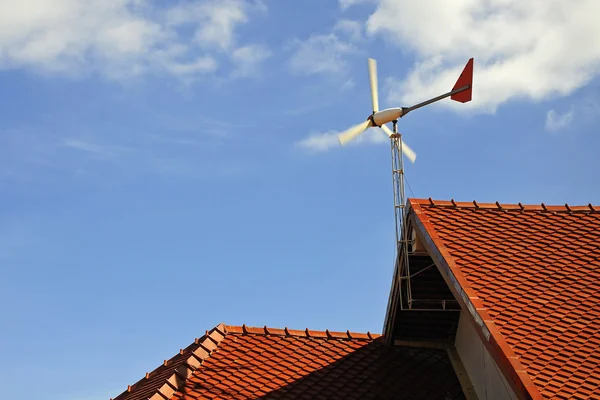 Ветряная мельница на крыше — стоковое фото