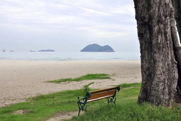 Ahşap plaj sandalyesi — Stok fotoğraf