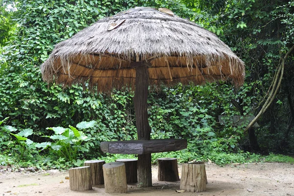 Pavillon en bois pour se détendre assis — Photo