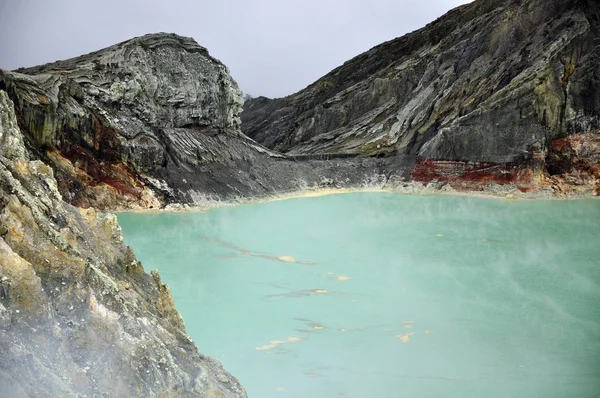 Jezioro na szczycie wulkanu ijen kawah, Indonezja — Zdjęcie stockowe