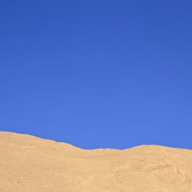 kum ve mavi gökyüzü