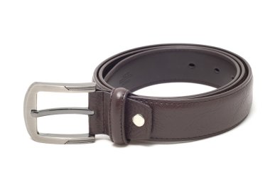 yalıtılmış deri kemer beyaz zemin üzerine