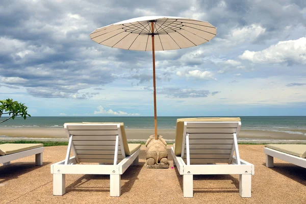 Sedia da spiaggia sulla spiaggia in Thailandia — Foto Stock