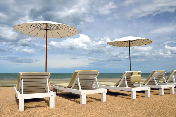 Solstol på stranden i thailand — 图库照片