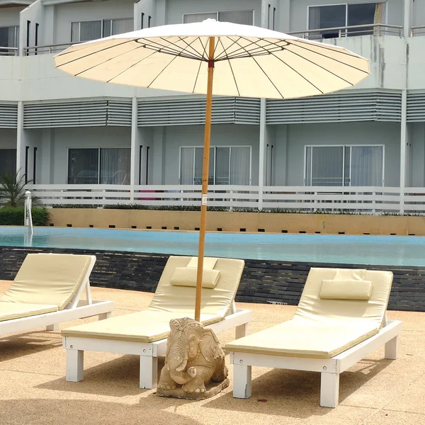 Solstol på stranden i thailand — 图库照片