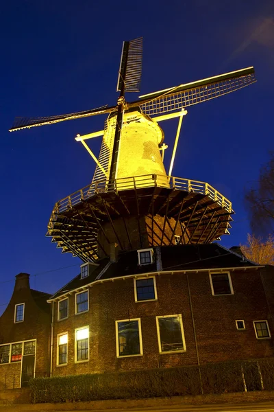 Molinos de viento tradicionales durante el crepúsculo en Holanda — Foto de Stock