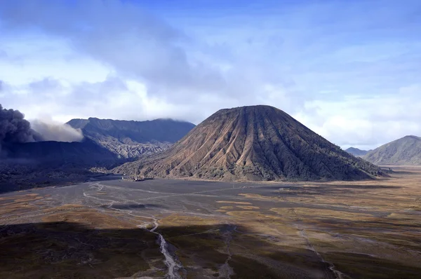Vulcão Batok e Bromo formam Java Oriental, Indonésia . . — Fotografia de Stock