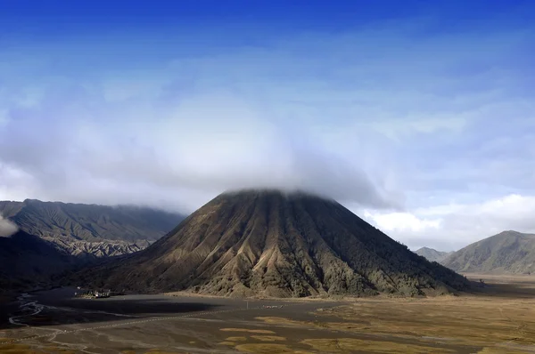 Vulcão Batok e Bromo formam Java Oriental, Indonésia . . — Fotografia de Stock