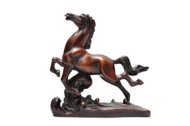 güzel at üzerinde beyaz izole ahşap heykeller