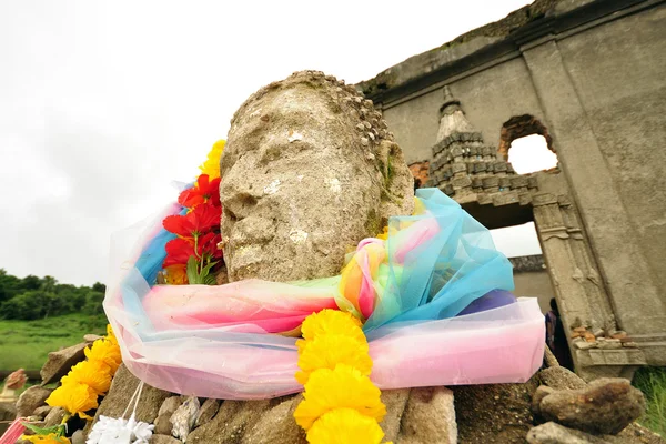 Ruína rosto de Buda — Fotografia de Stock