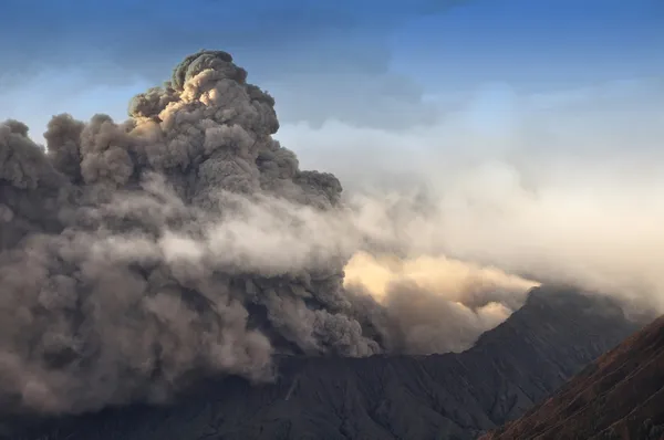 Vulcão Bromo forma Java Oriental no tempo da erupção, Indonésia . — Fotografia de Stock