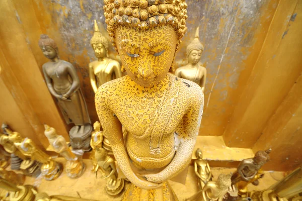Руины лица Будды — стоковое фото