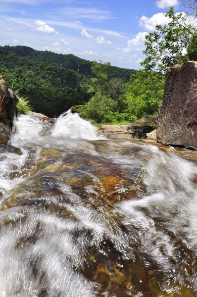 Vattenfall flyttar ner från berget — Stockfoto