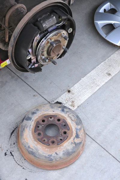 Тормозной диск и детали сборки колеса — стоковое фото