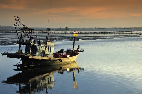 Pêcheur Bateau avec coucher de soleil ciel environnement — Photo