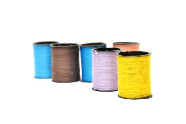 renkli bobin iplik üzerinde beyaz izole