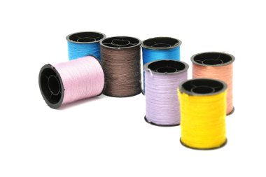 renkli bobin iplik üzerinde beyaz izole