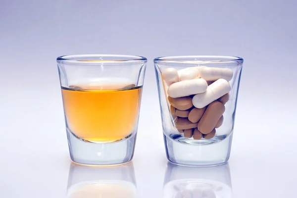 Vaso con medicina y agua — Foto de Stock