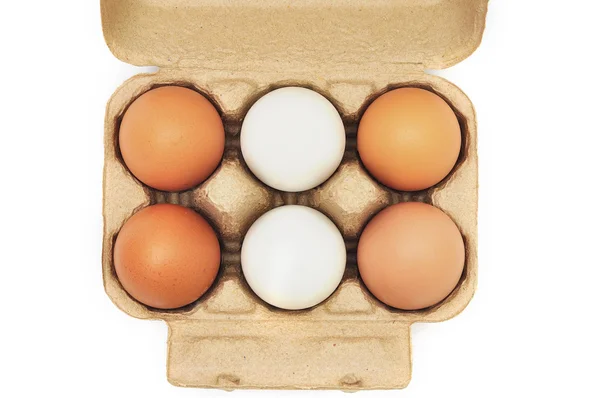 鸡蛋在白色背景上的包 — 图库照片