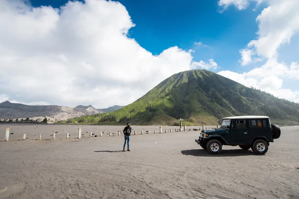 Jeep Turisti in affitto al Monte Bromo — Foto Stock