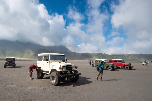 Jeep de turistas para aluguel turístico no Monte Bromo — Fotografia de Stock