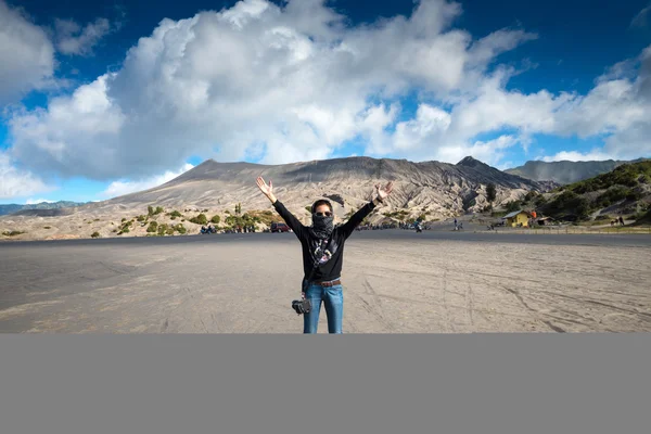 Turister njuter på på mount bromo, aktiv mount bromo — Stockfoto