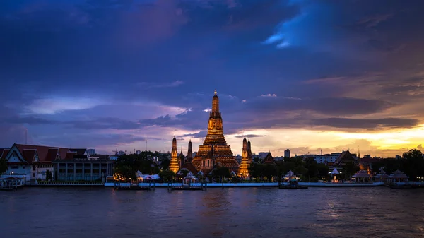 Zmierzch czas świątyni świtu wat arun podczas zachodu słońca — Zdjęcie stockowe