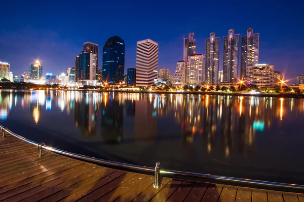 Stadt Innenstadt Skyline bei Nacht mit Wasserspiegelung, Bangkok — Stockfoto