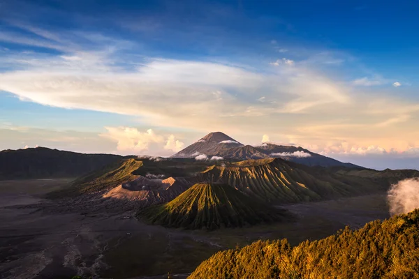 Mount bromo vulkaner i bromo Tenggers semeru national park — Stockfoto