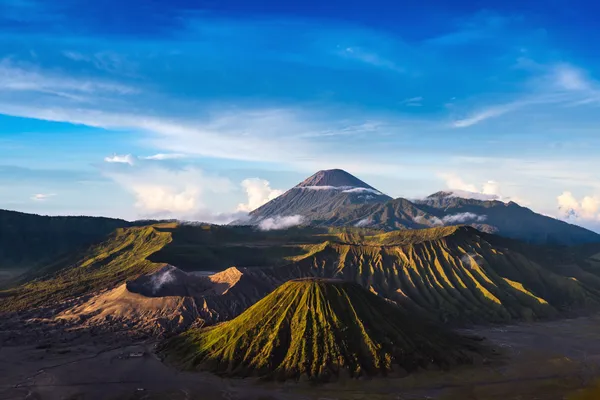 装载溴溴腾格里 semeru 国家公园的火山 — 图库照片