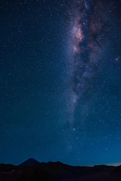 Muntele Semeru cu galaxie Calea Lactee, Java de Est, Indonezia . — Fotografie, imagine de stoc