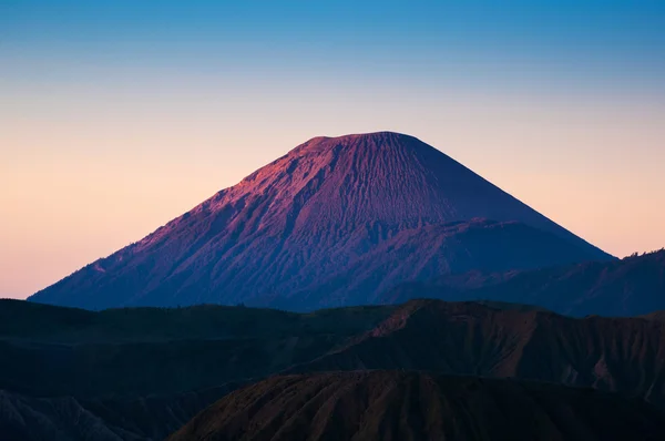 Monte Semeru con salida del sol, Java Oriental, Indonesia . — Foto de Stock