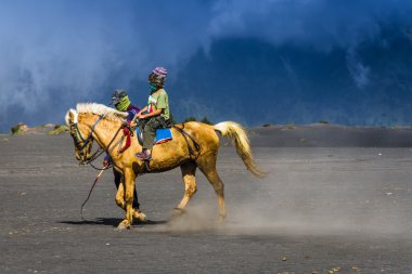 turistler mount bromo ata binmek