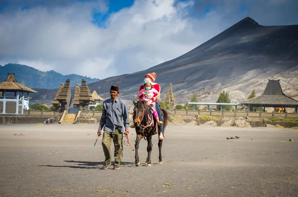 Les touristes montent à cheval au Mont Bromo — Photo