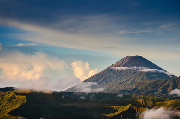 Volcanes del Monte Semeru en el Parque Nacional Bromo Tengger Semeru, Ea — Foto de Stock