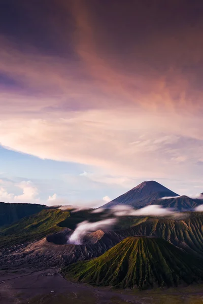 Monte Bromo vulcões em Bromo Tengger Semeru National Park — Fotografia de Stock