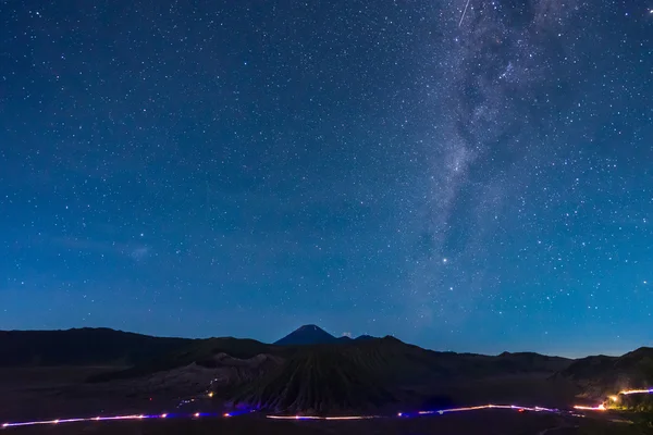 Imagen de larga exposición extrema que muestra la estrella sobre el volcán Bromo —  Fotos de Stock