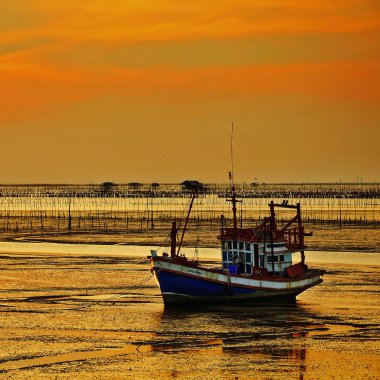 balıkçı teknesi ile gökyüzü günbatımı çevre