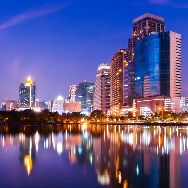 Skyline du centre-ville la nuit avec reflet de l'eau, Bangkok — Photo