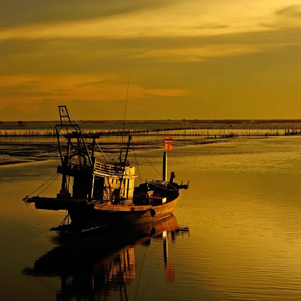 Pescador Barco con atardecer cielo ambiente —  Fotos de Stock