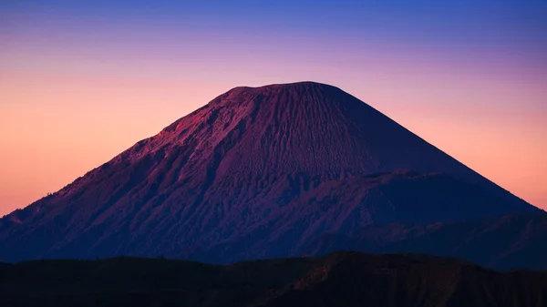 Monte Semeru con salida del sol, Java Oriental, Indonesia . — Foto de Stock