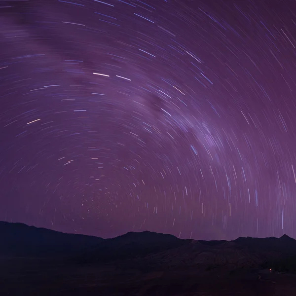Imagen de larga exposición extrema que muestra senderos estelares por encima del Bromo — Foto de Stock